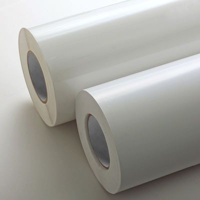 Chất liệu nhãn in bằng giấy phủ 80gsm với độ dày 72±5% và độ bền xẻ ≥9N 90°