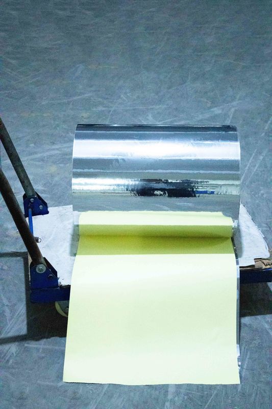 Tự dán nhãn giấy cuộn 50 bạc nhạt PET ((bọc) chất kết dính acrylic 140 màu vàng